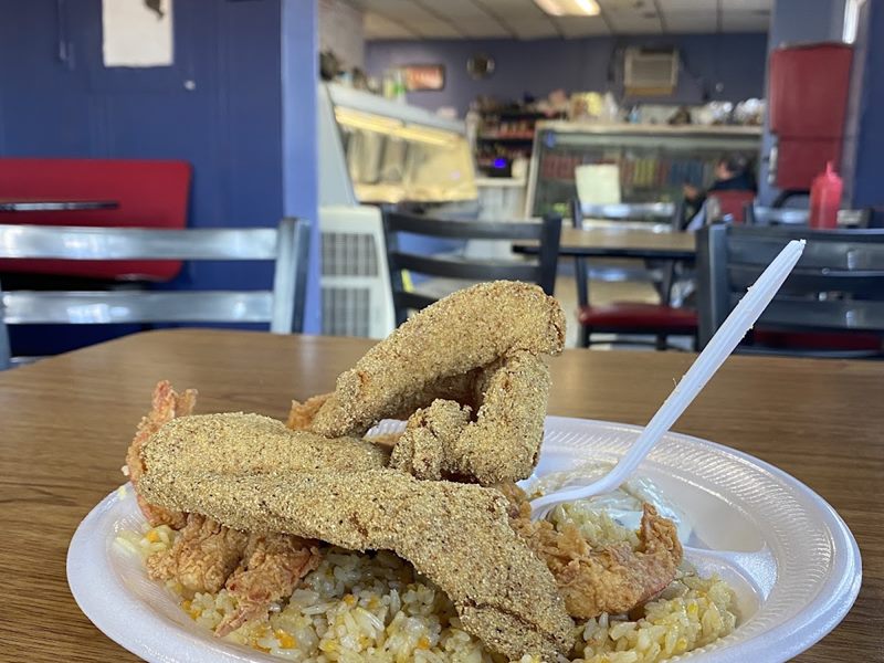 Linda's Seafood interior